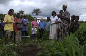 El-misionero-Chema-Caballero-dirige-una-oración-en-el-lugar-donde-murió-Miguel-Gil
